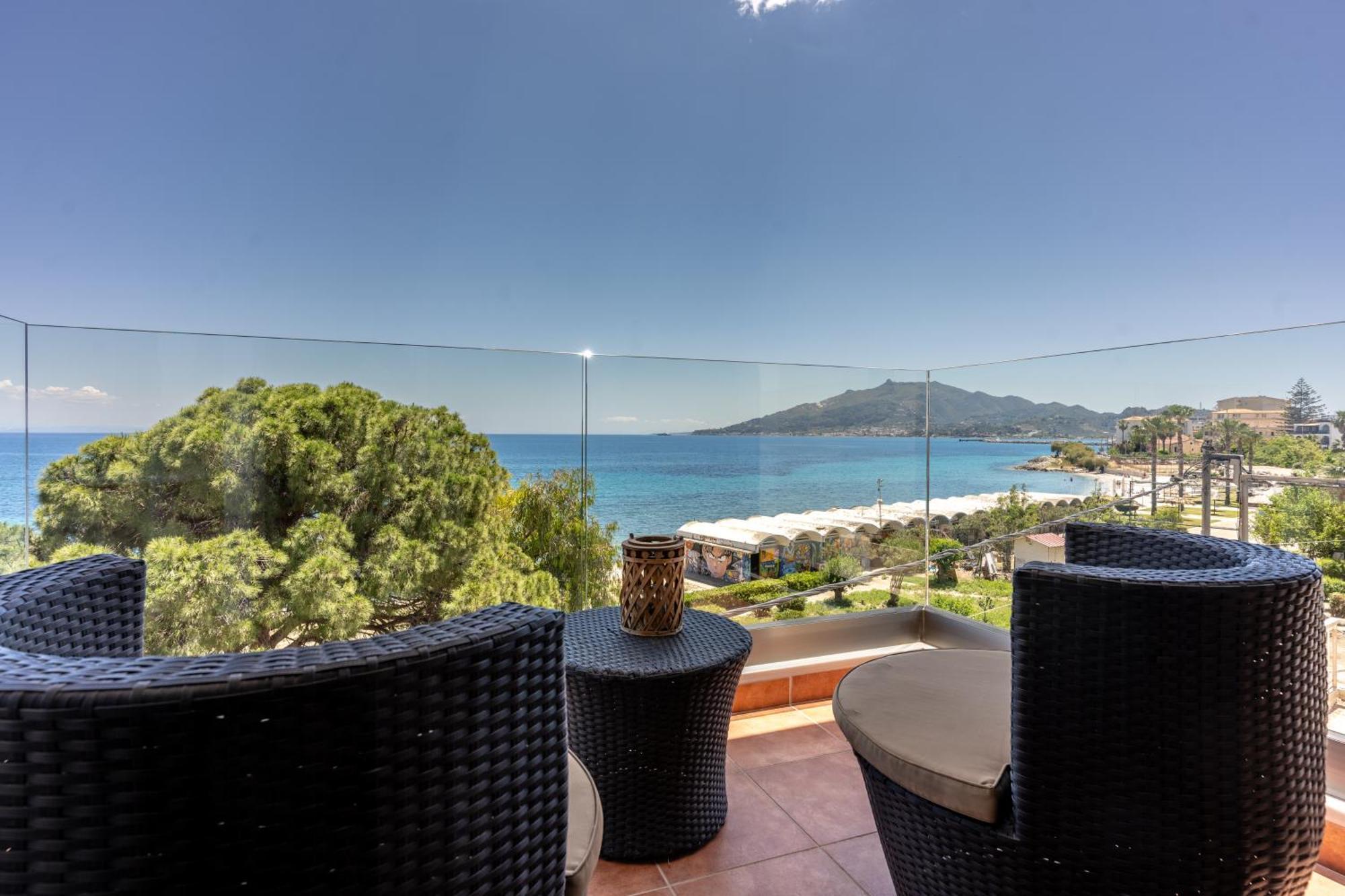 Seafront Spirit Suites Закинтос Екстериор снимка