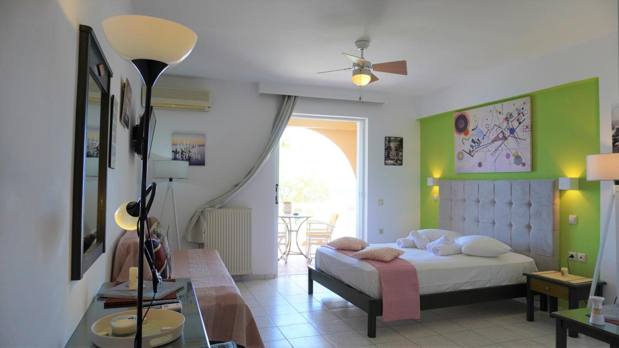 Seafront Spirit Suites Закинтос Стая снимка