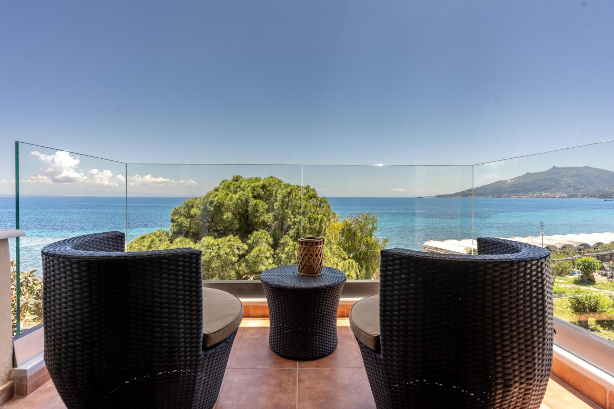 Seafront Spirit Suites Закинтос Екстериор снимка